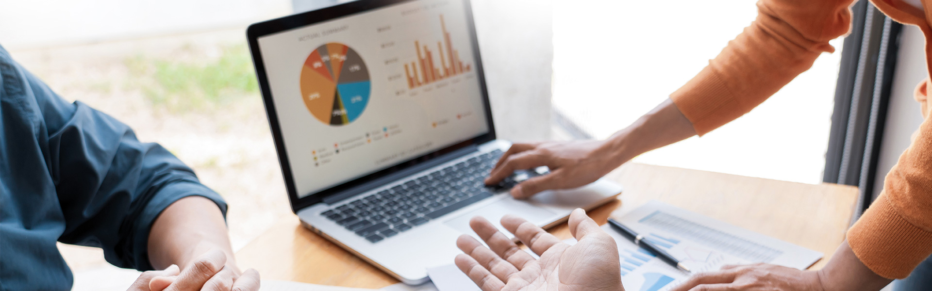 Dashboard mit 3 Personen zum Thema IT-Consulting als Cloud-Agentur