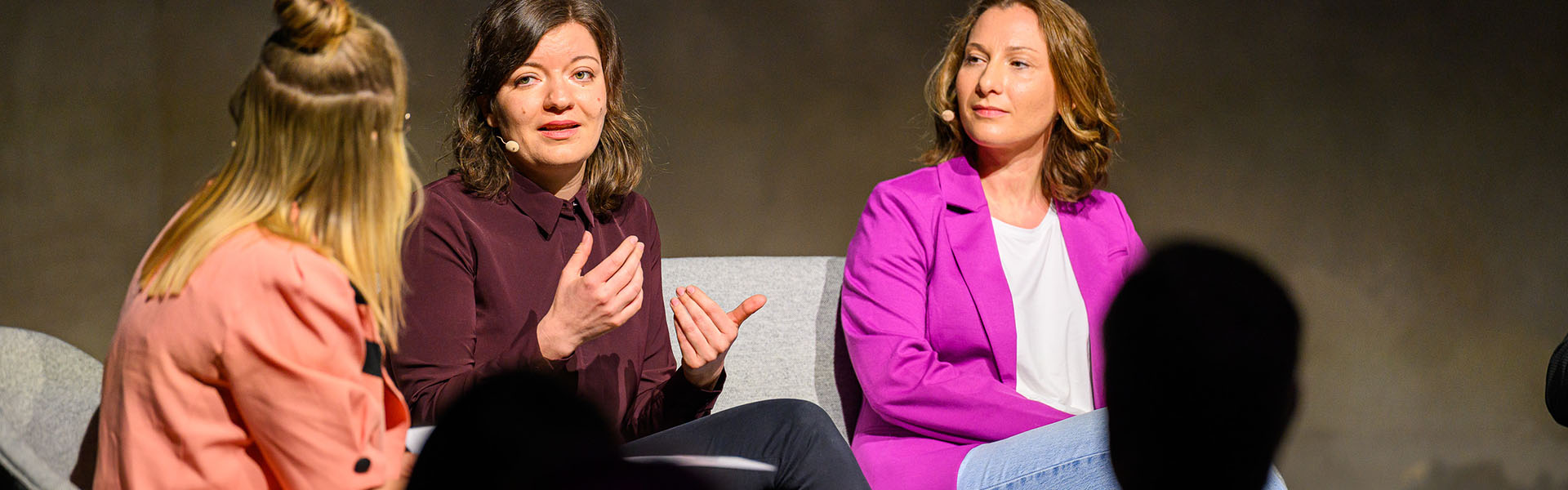 Digital Business und KI-Expertinnen Franzi Kunz, Lydia Kraske und Lena Eckroth von Rossmann auf der Bühne der Handleskraft Konferenz 2025