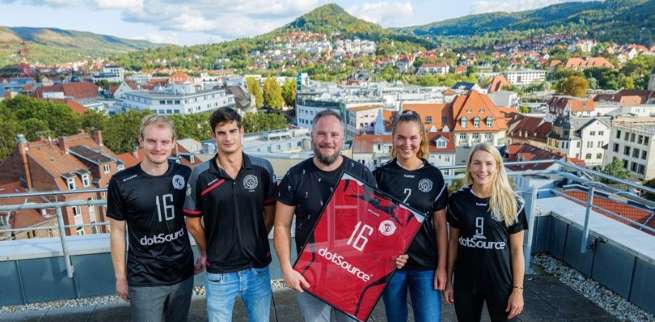 dotSource Geschäftsführer Christian Otto Grötsch mit Spielerinnen und Spielern des VSV Jena bei einer symbolischen Trikot-Übergabe. dotSource Geschäftsführer Christian Otto Grötsch mit Spielerinnen und Spielern des VSV Jena bei einer symbolischen Trikot-Übergabe.